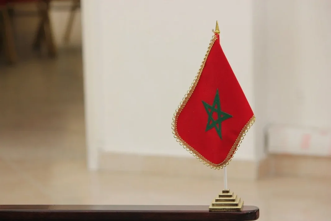 Drapeau du Maroc avec étoile verte sur fond rouge.