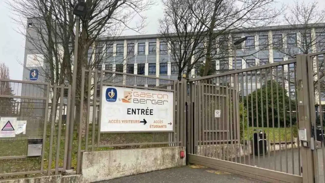 France : un lycéen algérien meurt en plein examen, l’histoire fait polémique ! Entrée du lycée Gaston Berger avec portail métallique et panneau d'information.