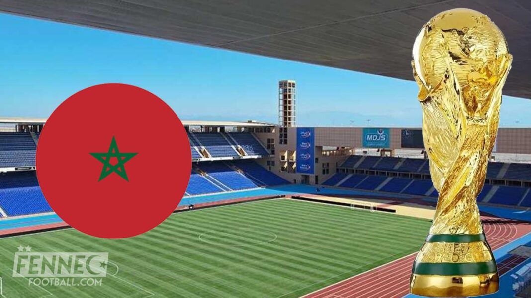 Le Maroc n’organisera pas la Coupe du Monde 2023 pour cette raison ! Stade de football marocain avec drapeau national et Coupe du Monde.