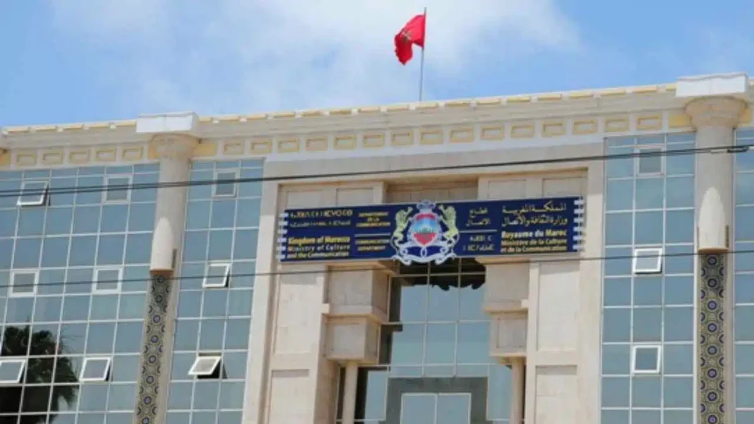 Maroc : Un célèbre comédien s’immole par le feu devant le siège du ministère de la Culture à Rabat Bâtiment officiel avec drapeau marocain et enseigne du ministère de la Culture.