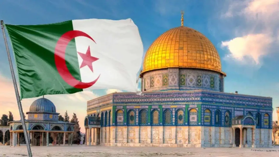 Mosquée Al Aqsa : les Algériens à la fois frustrés et enchantés à cause de … Drapeau algérien flottant devant la mosquée Al Aqsa à Jérusalem.