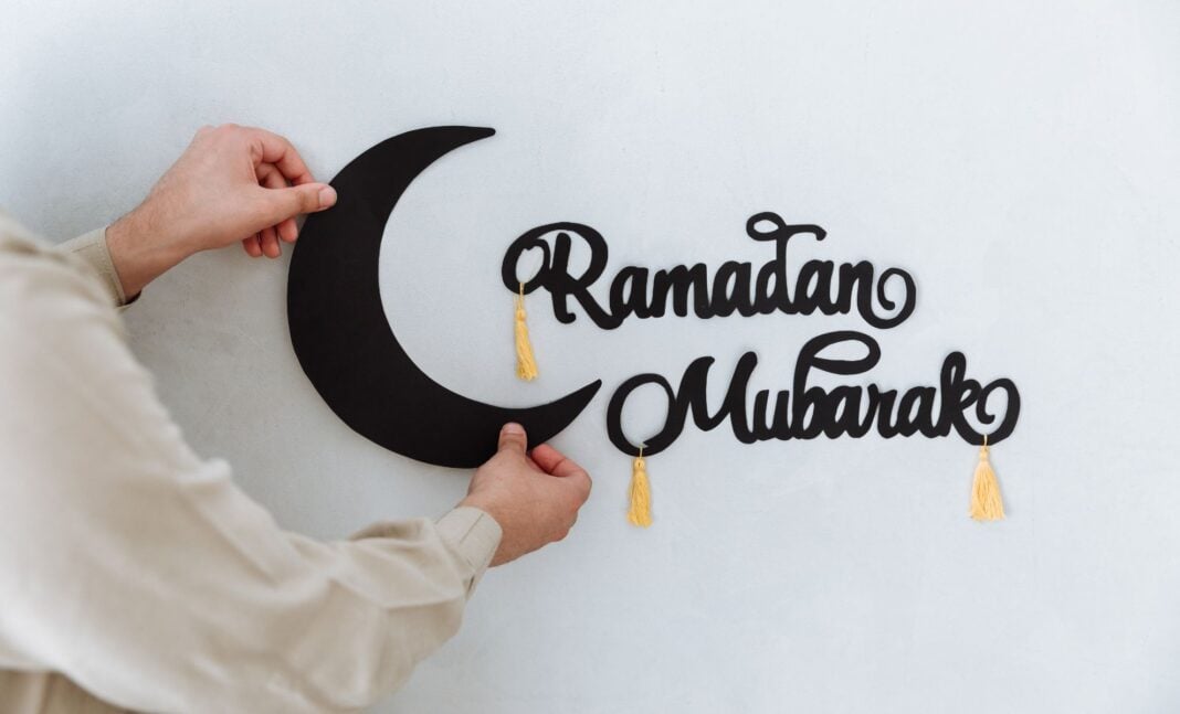 Ramadan 2023 en France : la nuit du doute débutera le … Décoration murale Ramadan Mubarak avec croissant de lune noir et texte.