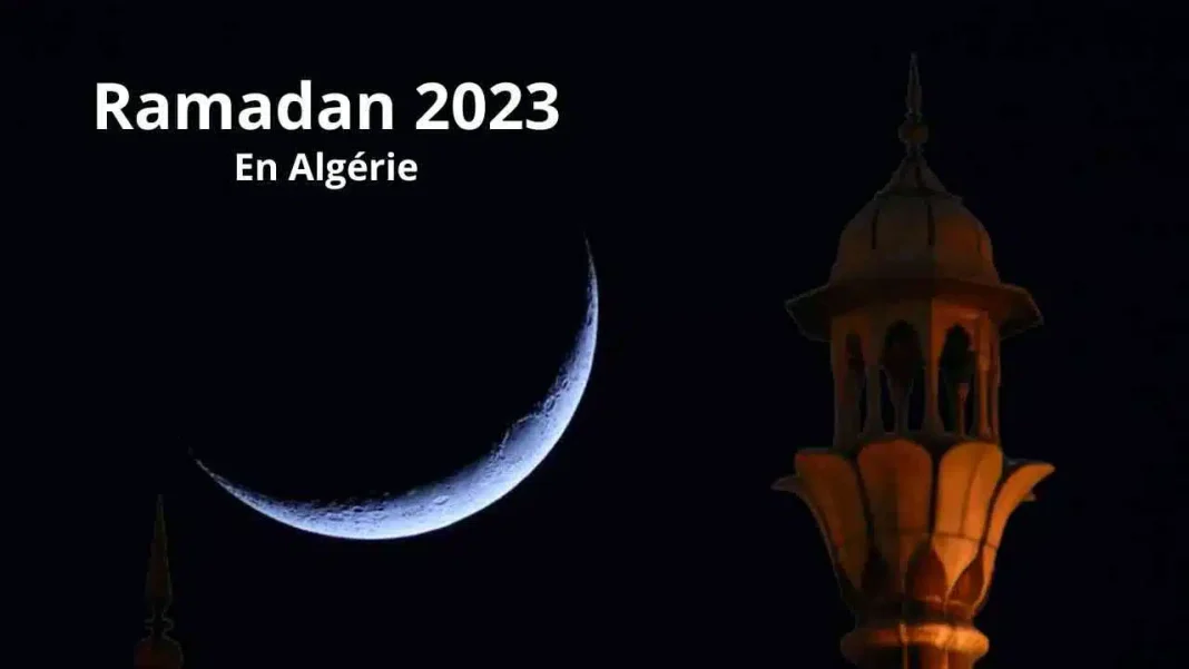 Lune croissante et mosquée illuminée pour Ramadan 2023 en Algérie.