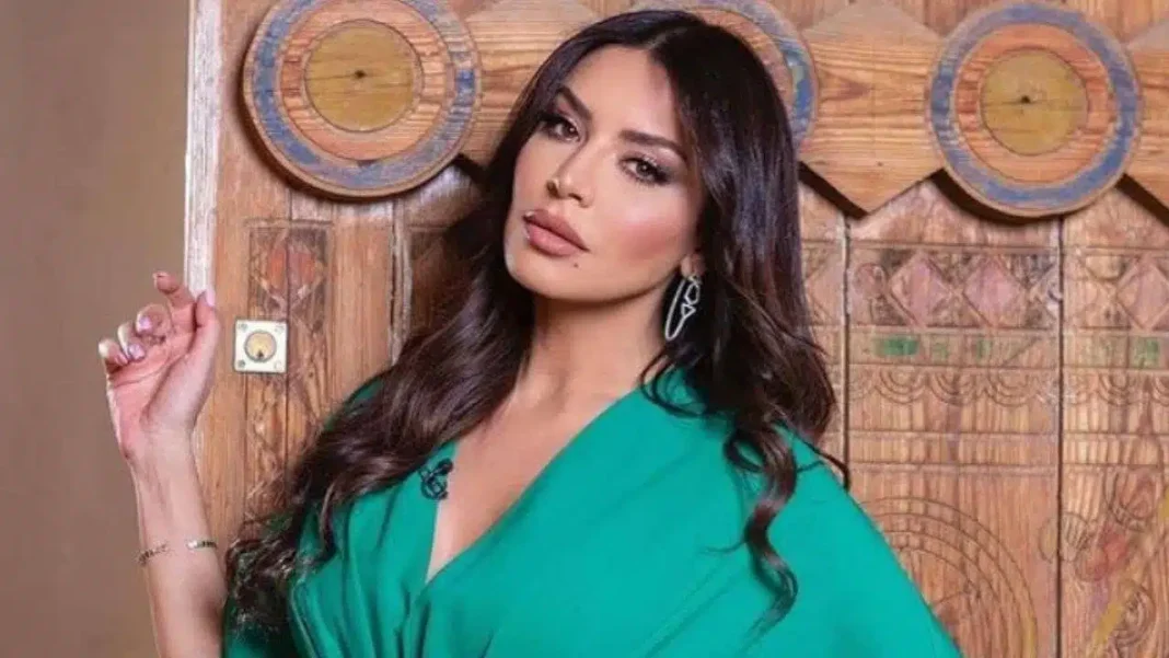 Ramadan 2023 : l’Algérienne Amel Bouchoucha crée la surprise grâce à ceci… Amel Bouchoucha portant une robe verte élégante.
