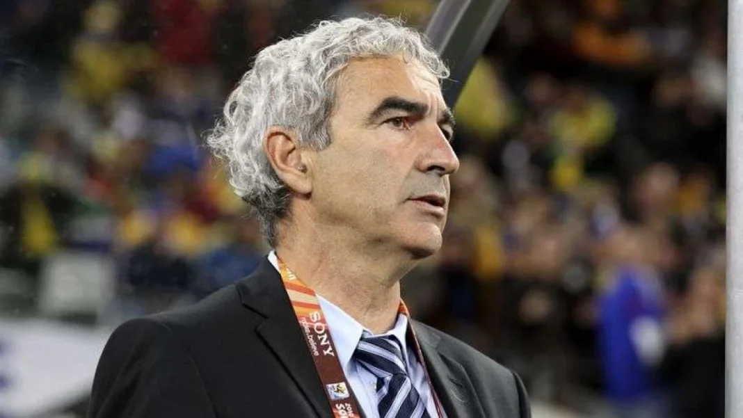 L’Algérie « humiliée », selon Domenech L'entraîneur Domenech observe le jeu sur le terrain.