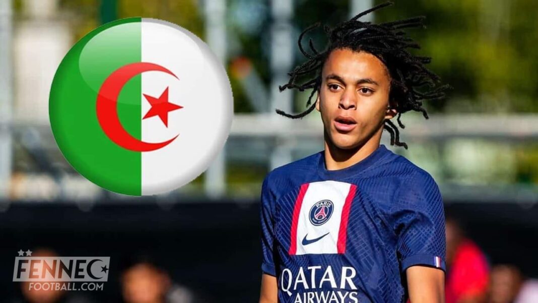 Éthan Mbappé en équipe d’Algérie Éthan Mbappé portant un maillot de football avec le drapeau algérien en arrière-plan.