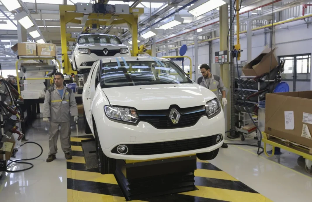 Production de voitures Renault dans l'usine en Algérie.
