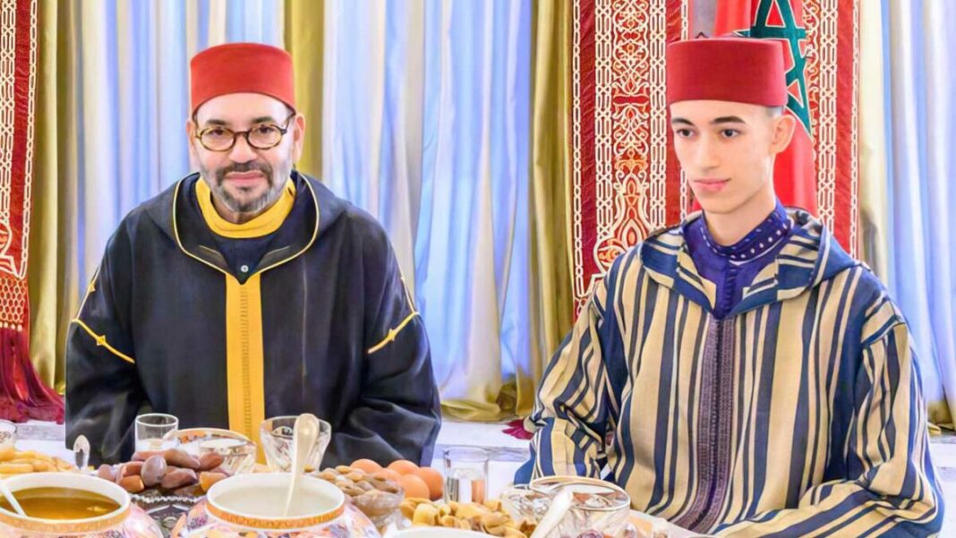 Maroc : Le roi Mohammed VI pose les pieds dans son propre royaume pour la première fois en 2023 Roi Mohammed VI et jeune prince marocain lors d'une cérémonie traditionnelle.