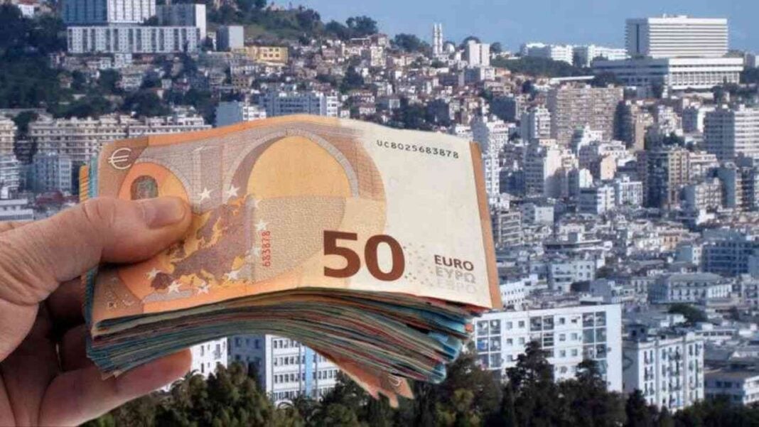 Algérie: voici le prix du dinar sur le marché noir, lundi 27 novembre 2023 Foule de billets de 50 euros dans la main avec ville en arrière-plan.