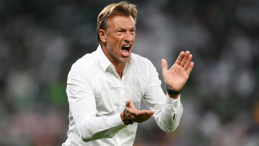 Hervé Renard écarté de la course pour devenir sélectionneur de l’Égypte Hervé Renard, entraîneur, gesticulant lors d'un match de football.