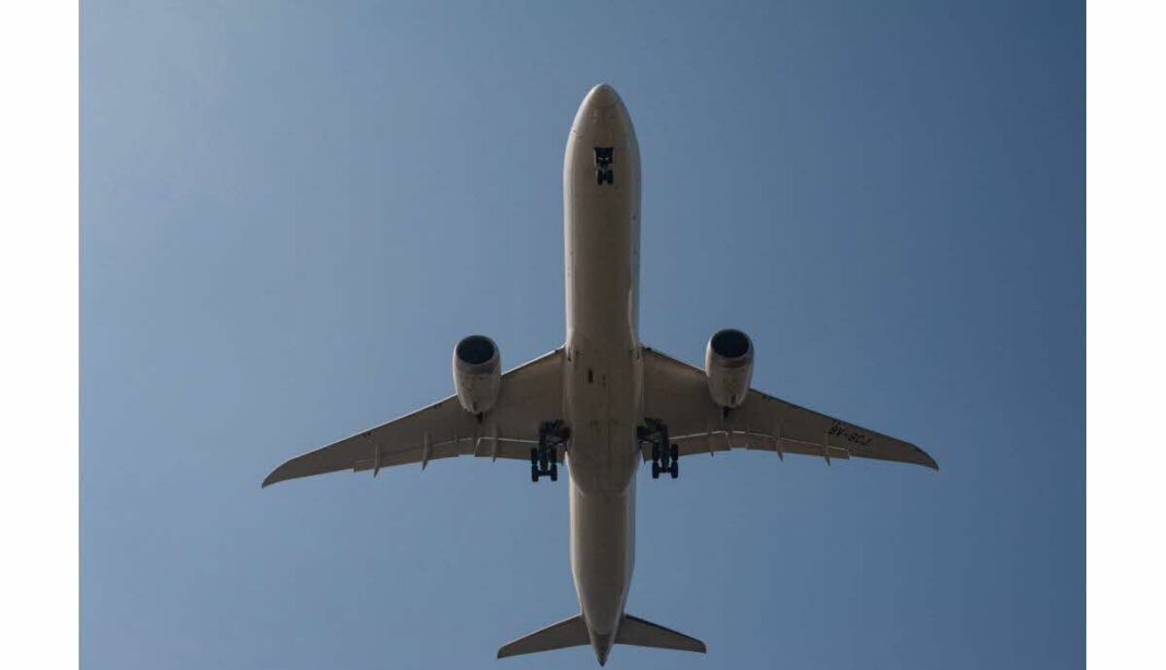 Insolite ! En France, « un avion vide ses toilettes sur une maison » Avion commercial volant dans un ciel clair.