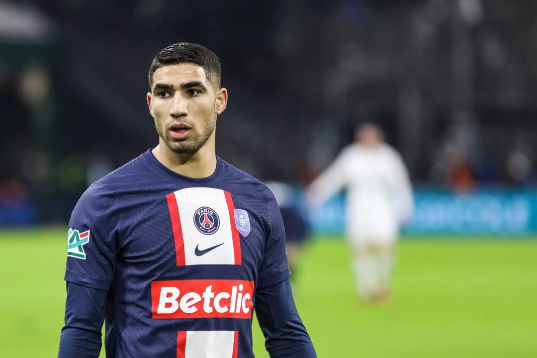 Coup de Tonnerre !Dossier Achraf Hakimi: Le Maroc encaisse un énorme coup dur. Joueur du PSG sur le terrain lors d'un match de football.