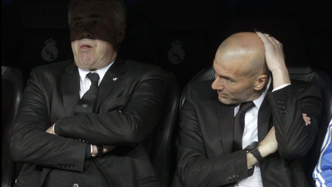Zidane, fin du suspense Zidane et un autre homme en discussion lors d'un événement.