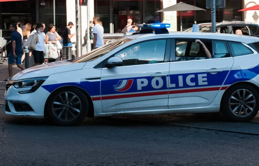 Voiture de police stationnée à Marseille lors d'une intervention.