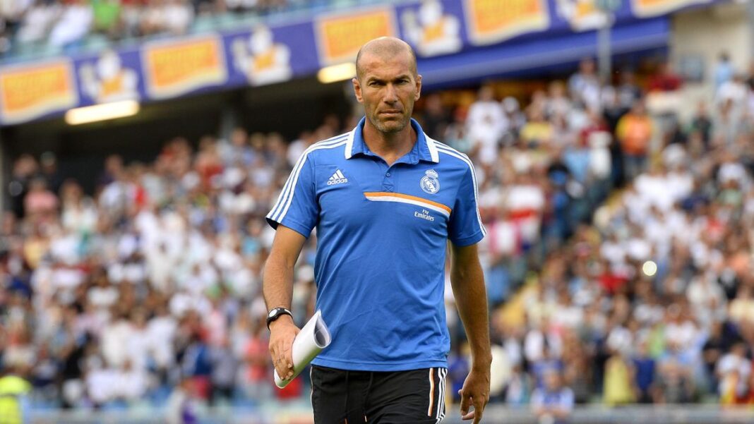 C’est validé, Zidane en route pour cette destination Zidane en tenue d'entraînement du Real Madrid sur le terrain.