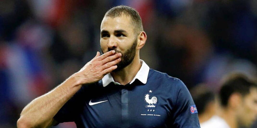 Benzema, l’énorme déclaration d’amour Karim Benzema en maillot de l'équipe de France, célébrant un but.