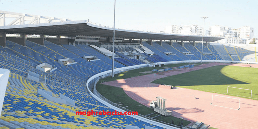 Stade Mohammed V vide avec tribunes vides et terrain de football.