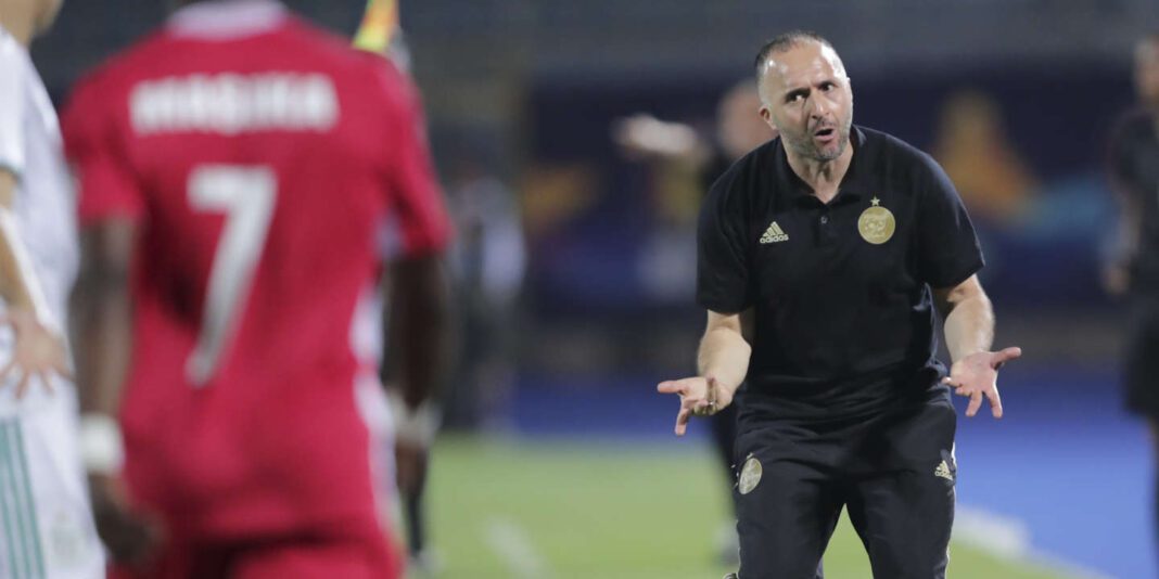 Djamel Belmadi en pleine discussion Djamel Belmadi, sélectionneur de l'équipe nationale algérienne, lors d'un match.