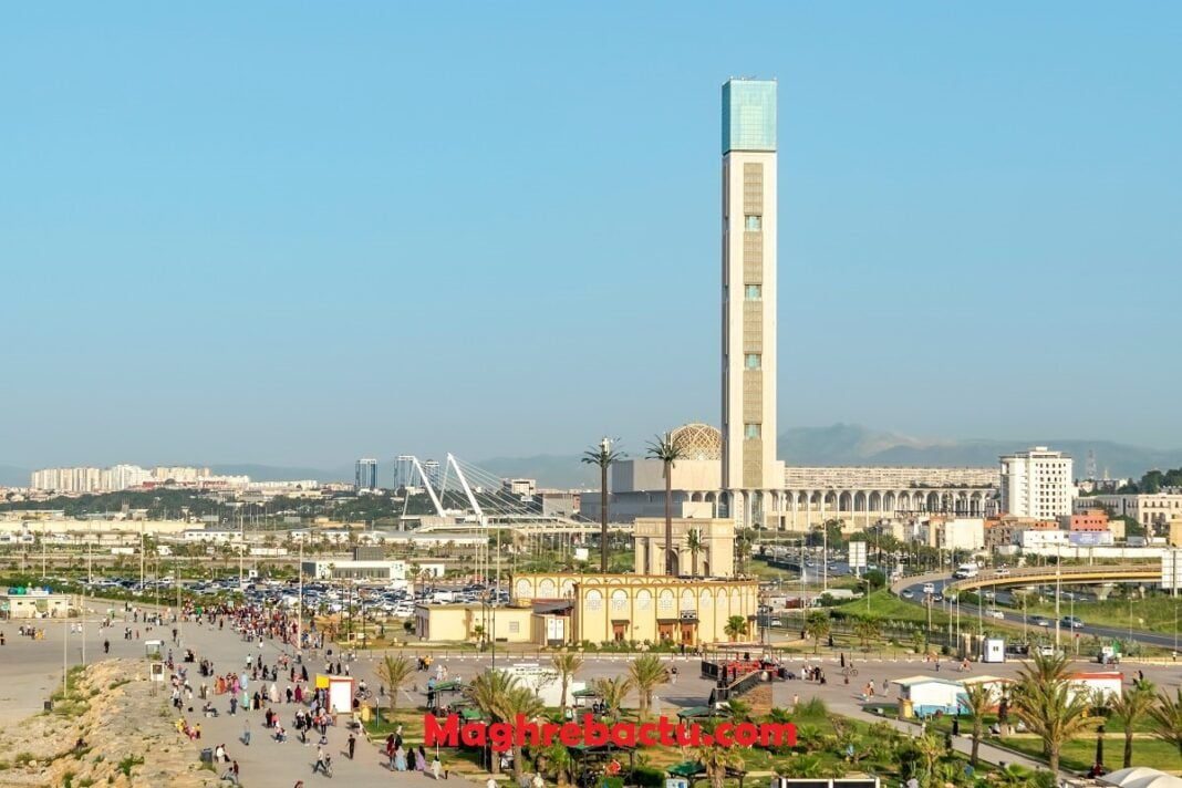 Grande mosquée d’Alger, l’incroyable énigme Vue du tour de la Grande Mosquée d'Alger avec la ville en arrière-plan.