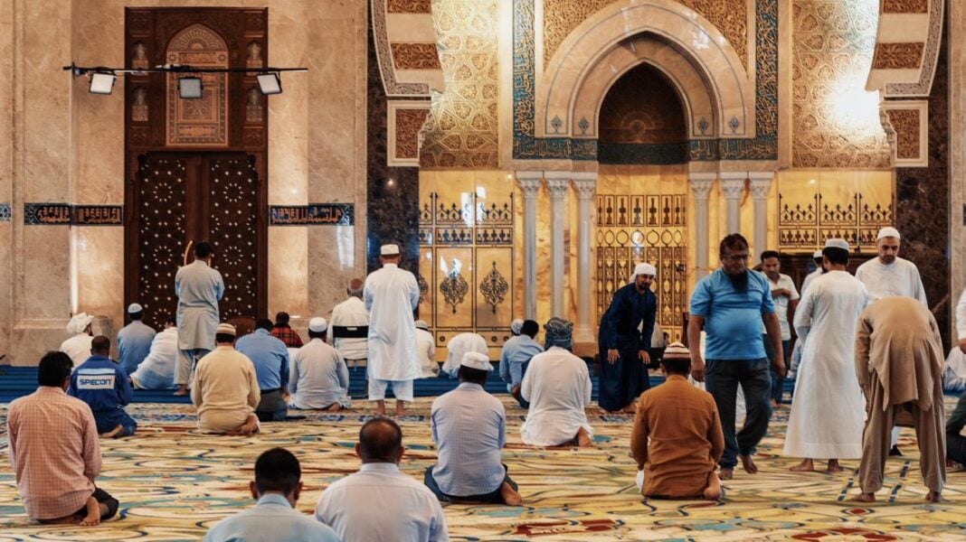 Musulmans prient dans une mosquée en France pour l'Aïd El Fitr 2023.
