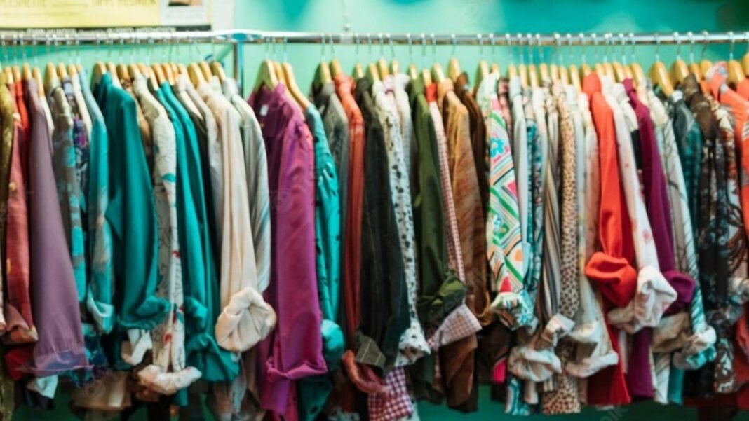 Vêtements colorés en vente au kilo pour l'Aïd El Fitr en Algérie.
