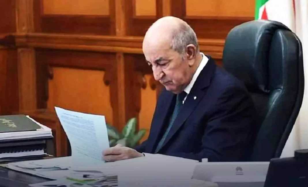 Président Tebboune lisant un document dans un bureau officiel.