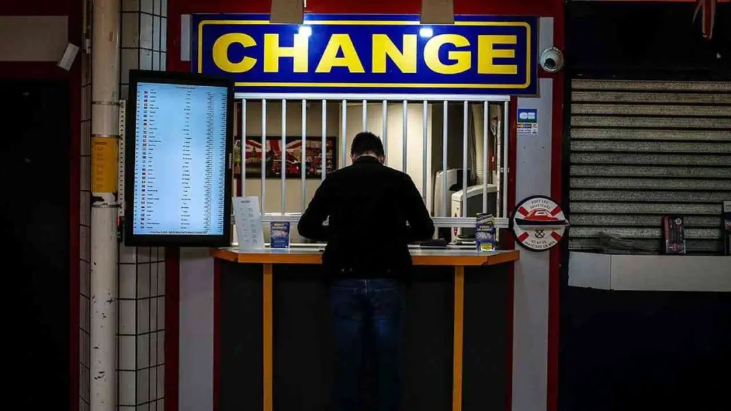 Algérie : les bureaux de change seront ouverts le… Client au bureau de change en Algérie, échange de devises.