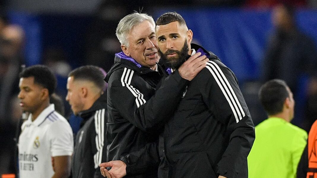 Carlo Ancelotti et Karim Benzema Carlo Ancelotti parle à Karim Benzema lors d'un match du Real Madrid.
