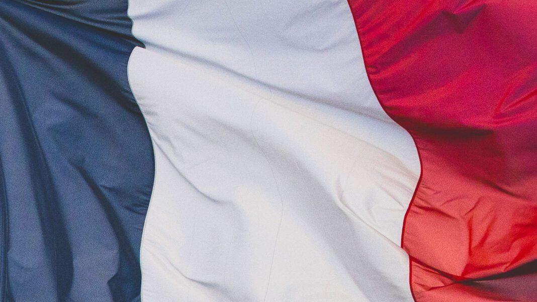 Drapeau français en tissu Drapeau français flottant en tissu avec couleurs bleu, blanc, rouge.