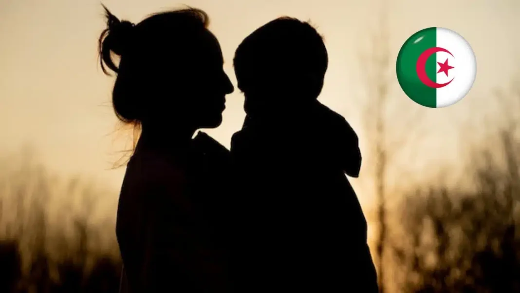 Incroyable ! Cette mère algérienne vend son rein pour sauver la vie de Adib, son fils. Silhouette d'une mère algérienne tenant son fils dans un décor en sunset.