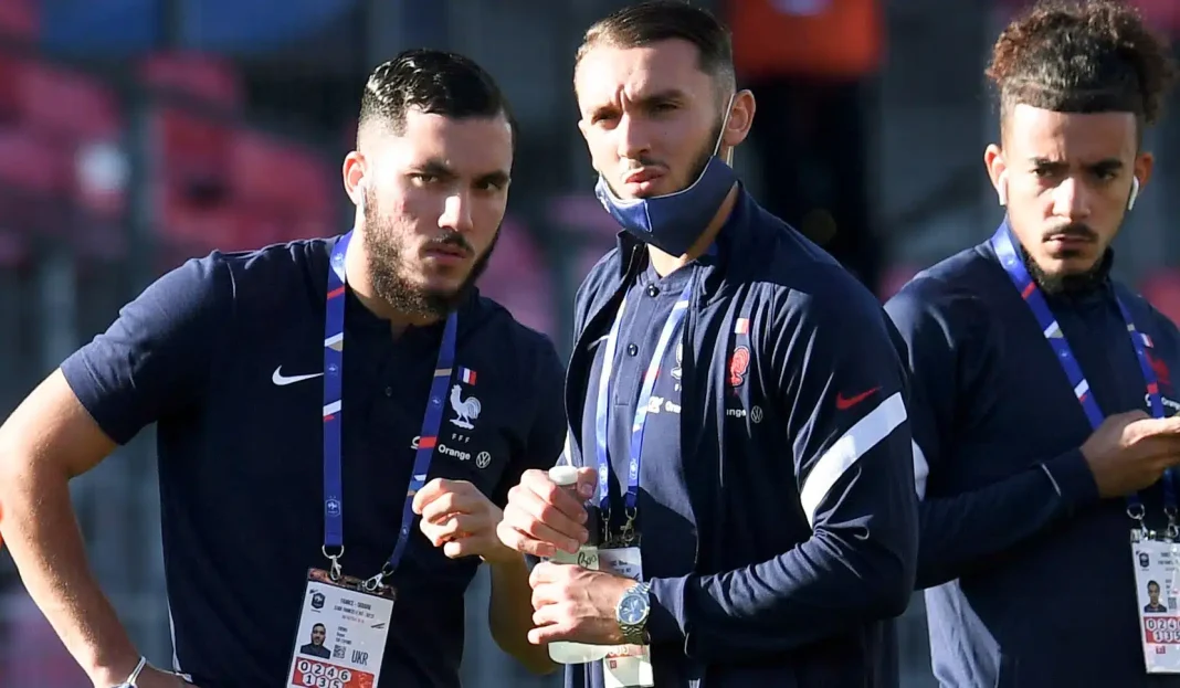 Chasse au Ramadan de la FFF : Vers un afflux en équipe de d’Algérie de plusieurs binationaux. Trois joueurs de l'équipe algérienne lors d'une séance d'entraînement.