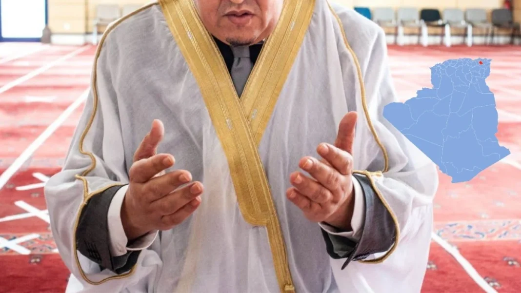 Imam en prière à Constantine Imam en prière durant les Tarawih à Constantine, Algérie.