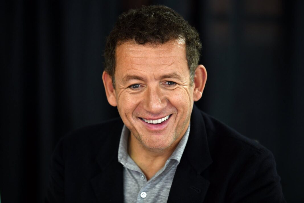 Dany Boon « Ma mère a été rejetée car mon père était Kabyle » ; la déclaration choc de l’artiste émeut la toile Dany Boon souriant lors d'une interview, portant un blazer noir et une chemise grise.