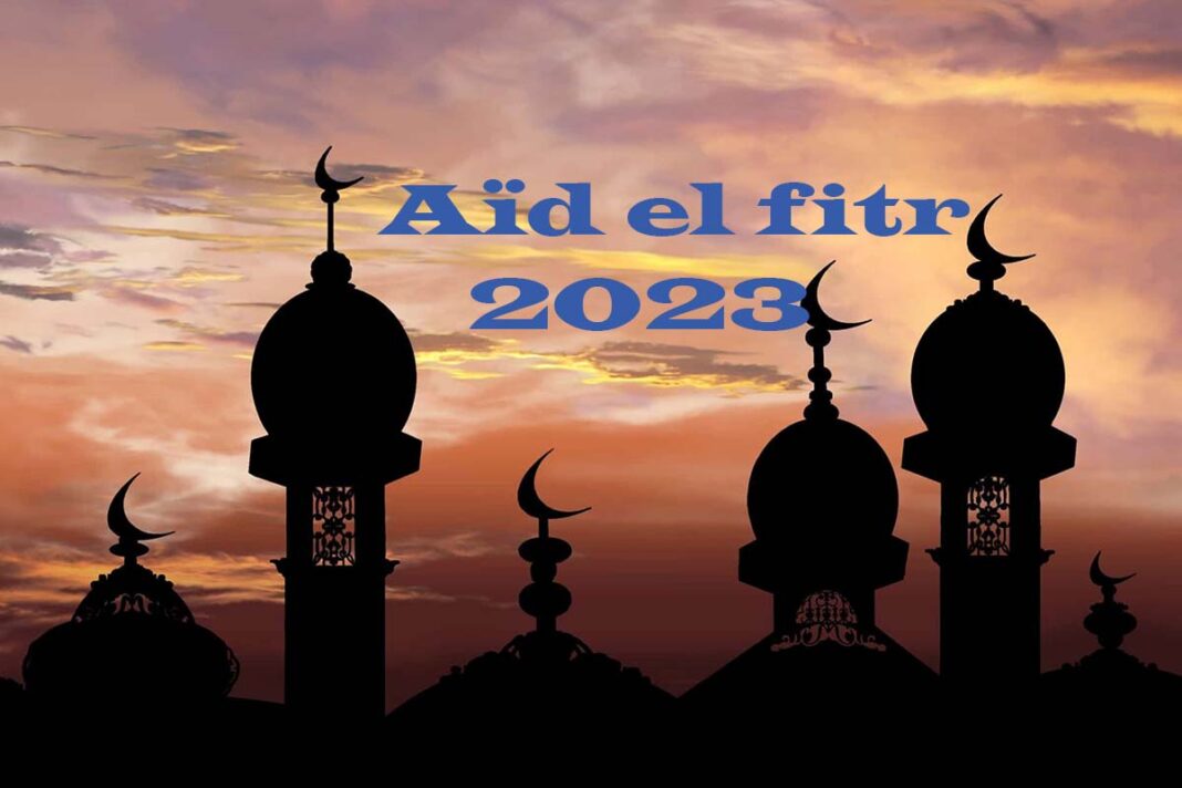 Silhouette de minarets contre un ciel de coucher de soleil pour l'Aïd El Fitr 2023.