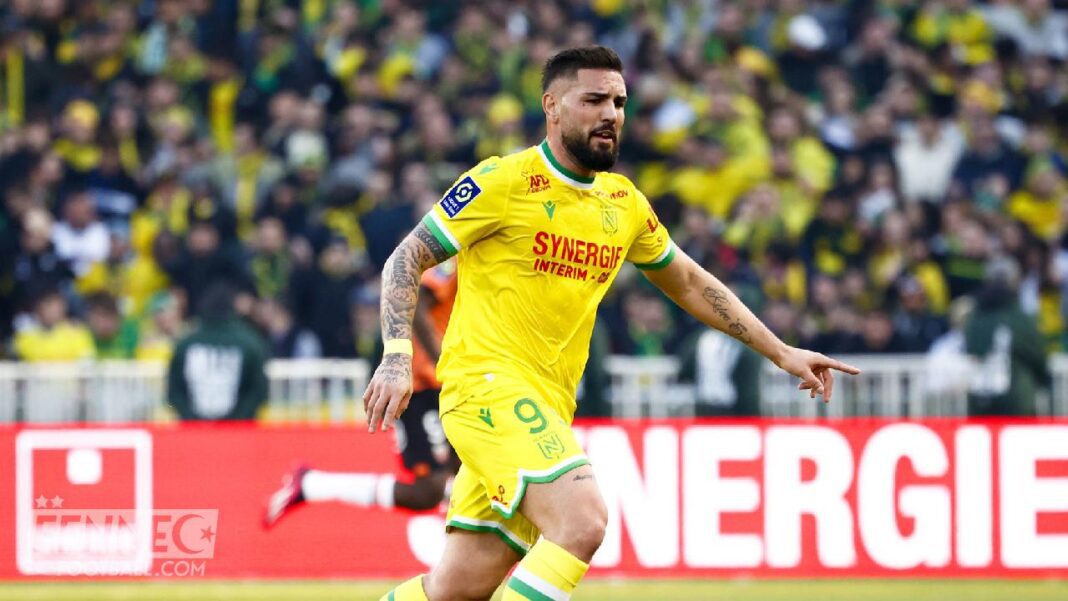 Incroyable ! A Nantes, Andy Delort voit du feu ! Andy Delort en match à Nantes, portant le maillot jaune de l'équipe.