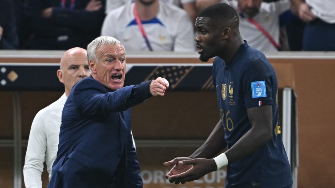 Clash entre Deschamps et un joueur Deschamps en colère face à un joueur de football lors d'un match.