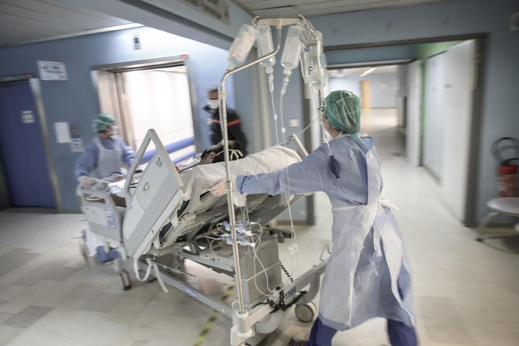 Soins intensifs pour patient atteint de cancer Personnel médical en soins intensifs pour un patient atteint de cancer.