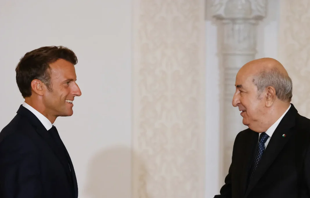 France – Algérie : Emmanuel Macron et Tebboune rangent aux oubliettes leurs quiproquos Emmanuel Macron et Abdelmadjid Tebboune se saluant lors d'une rencontre officielle.
