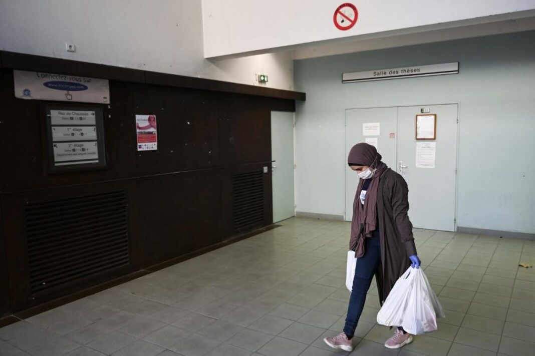 Déplorable ! Etudiante algérienne résidant en France, elle livre sa souffrance et suscite l’émoi Femme portant un masque et des gants dans un hall d'hôpital en France.