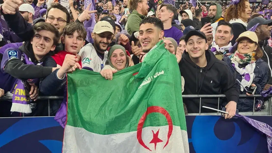 Farès Chaïbi, patriotique : « Je serai toujours là pour mon pays » Supporters algériens avec drapeau lors de la Coupe de France.
