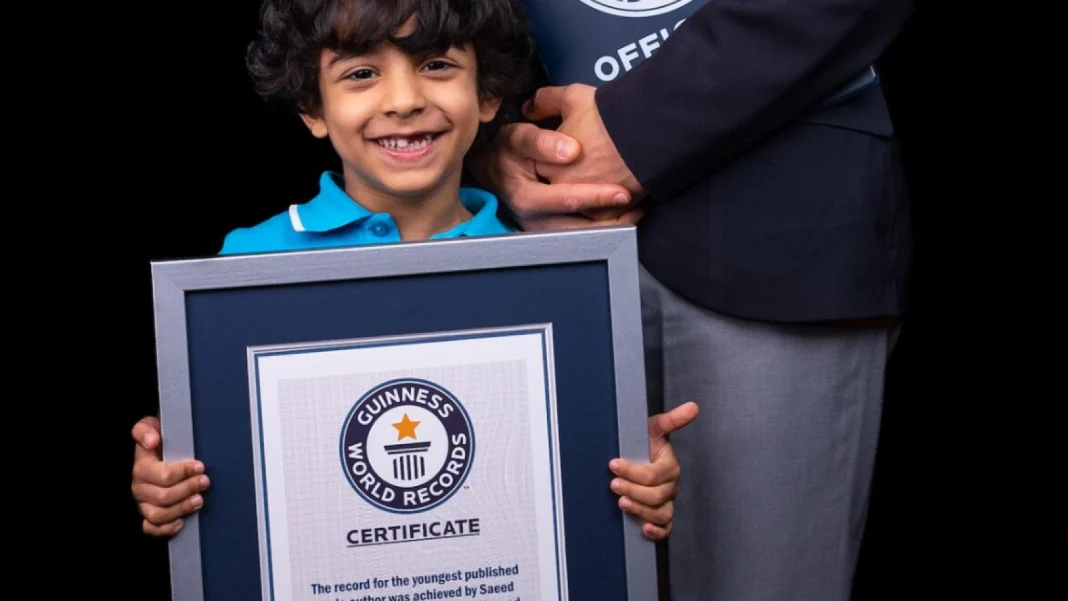 Un enfant arabe (4ans) dans le Guinness des records grâce à cet exploit… Jeune garçon arabe tenant un certificat Guinness des records.