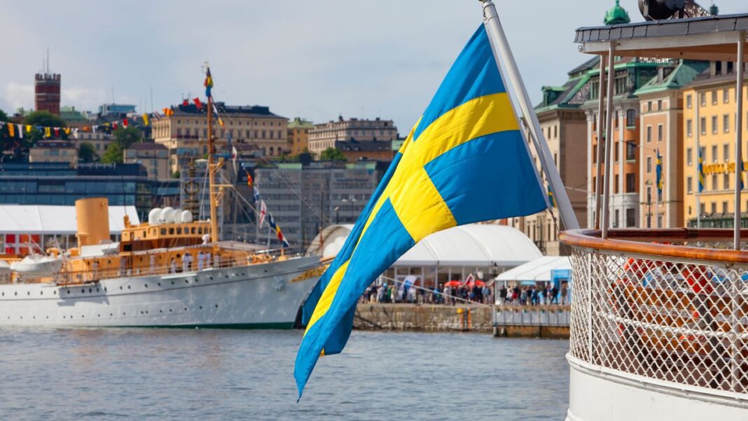 La Suède durcit les règles d’immigration pour ce groupe Drapeau suédois flottant sur le port de Stockholm.