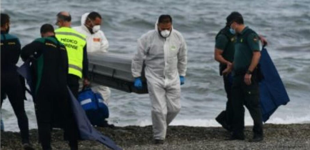 Immigration clandestine en Méditerranée : Voici le nombre hallucinant de migrants décédés cette année. Équipes de secours en Méditerranée lors d'une opération de sauvetage.