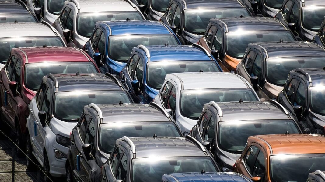 Importation automobile/ Algérie : Ces deux marques ont reçu leur autorisation finale. Voitures neuves en lot dans un parking automobile en Algérie.