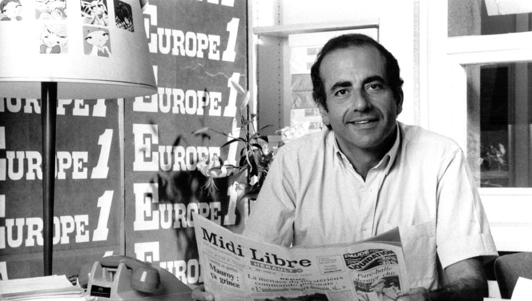 Algérie: Jean-Pierre Elkabbach tire à boulets rouges sur le peuple de Tebboune à cause de ceci. Jean-Pierre Elkabbach lisant un journal dans un studio de radio.