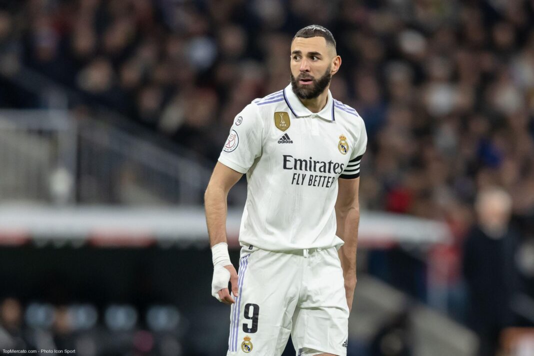 Karim Benzema démontre de nouveau sa grande classe à travers ce geste de taille. Karim Benzema portant le maillot du Real Madrid sur le terrain.