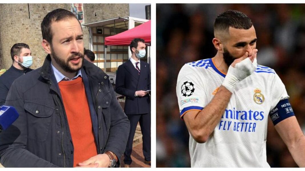 Karim Benzema en tenue de football, célébrant une victoire.
