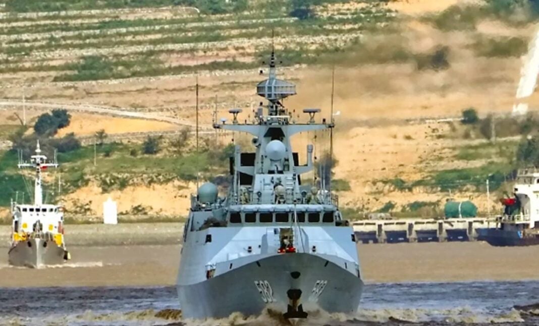 L’Algérie entre en possession de son tout premier navire de guerre chinois Navire de guerre chinois naviguant vers le port algérien.