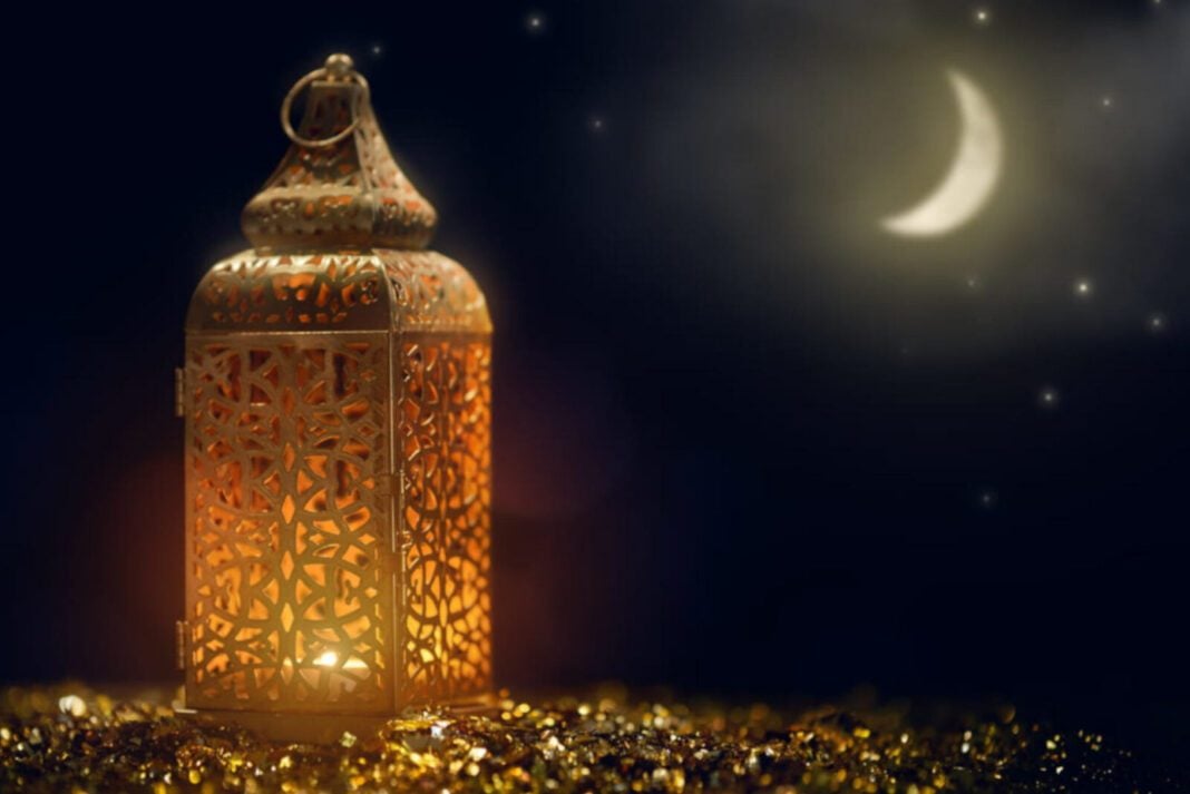La Nuit du destin : Que signifie-t-elle pour le musulman ? Découvrons ensemble. Lanterne traditionnelle illuminée avec la lune en arrière-plan.