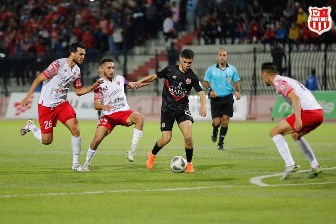 Ligue 1 en Algérie : le MCO « crucifie » CRB Joueur du MCO en action lors d'un match de Ligue 1 en Algérie.